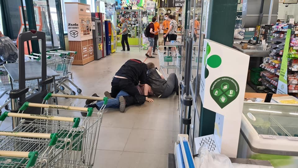 В ярославском гипермаркете покупатель выстрелил охраннику в лицо