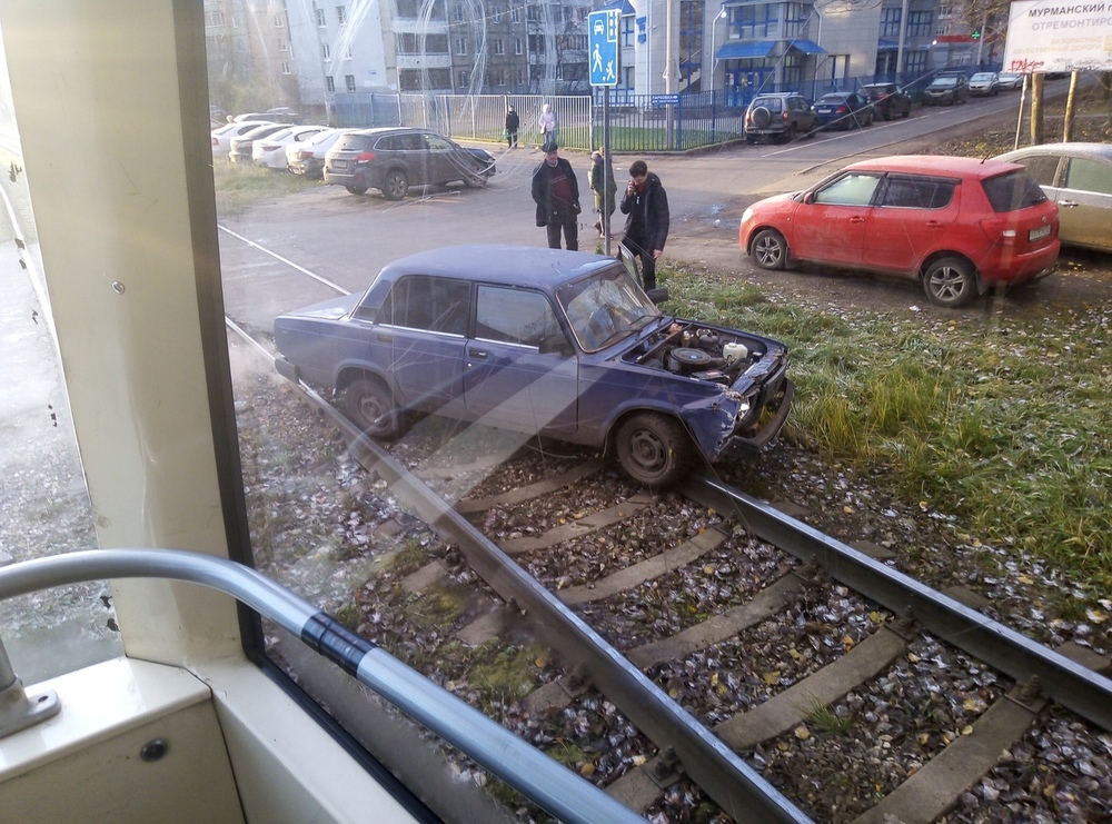 В Ярославле «ВАЗ» врезался в трамвай