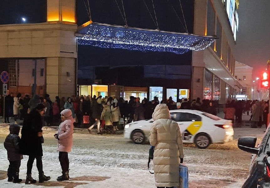 Остановились эскалаторы, огромные пробки»: в Ярославле из-за пожара  эвакуировали ТЦ «Аура» - YarNews.net
