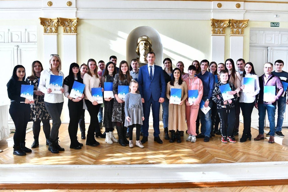 Мэр Ярославля вручил молодым семьям сертификаты на улучшение жилищных условий