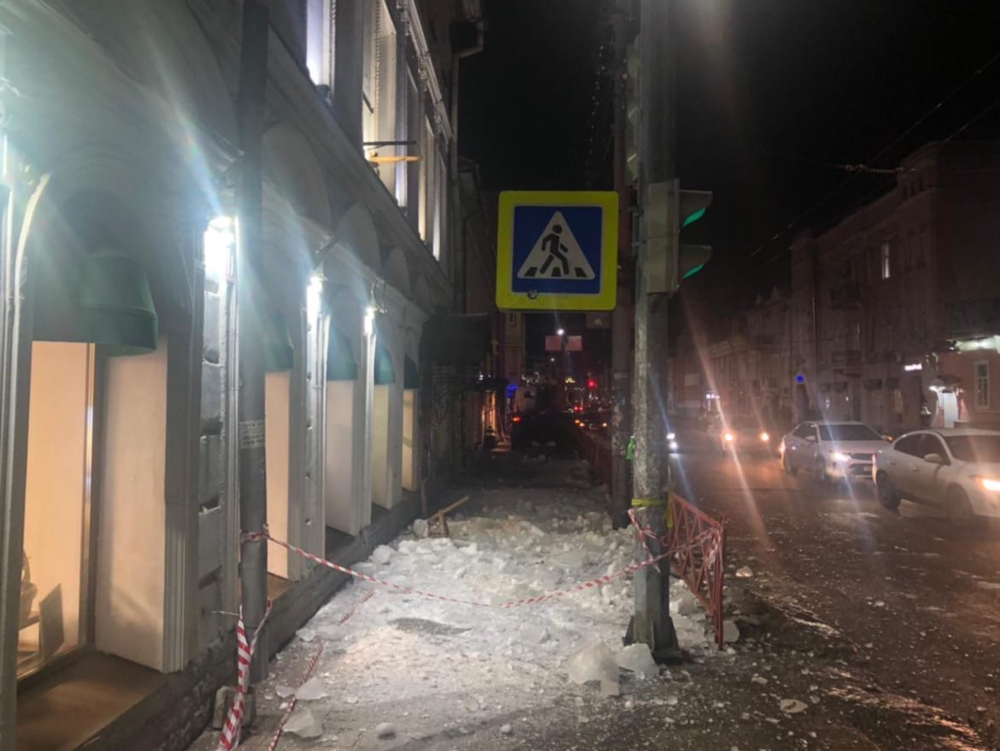 В центре Ярославля на женщину упала ледяная глыба