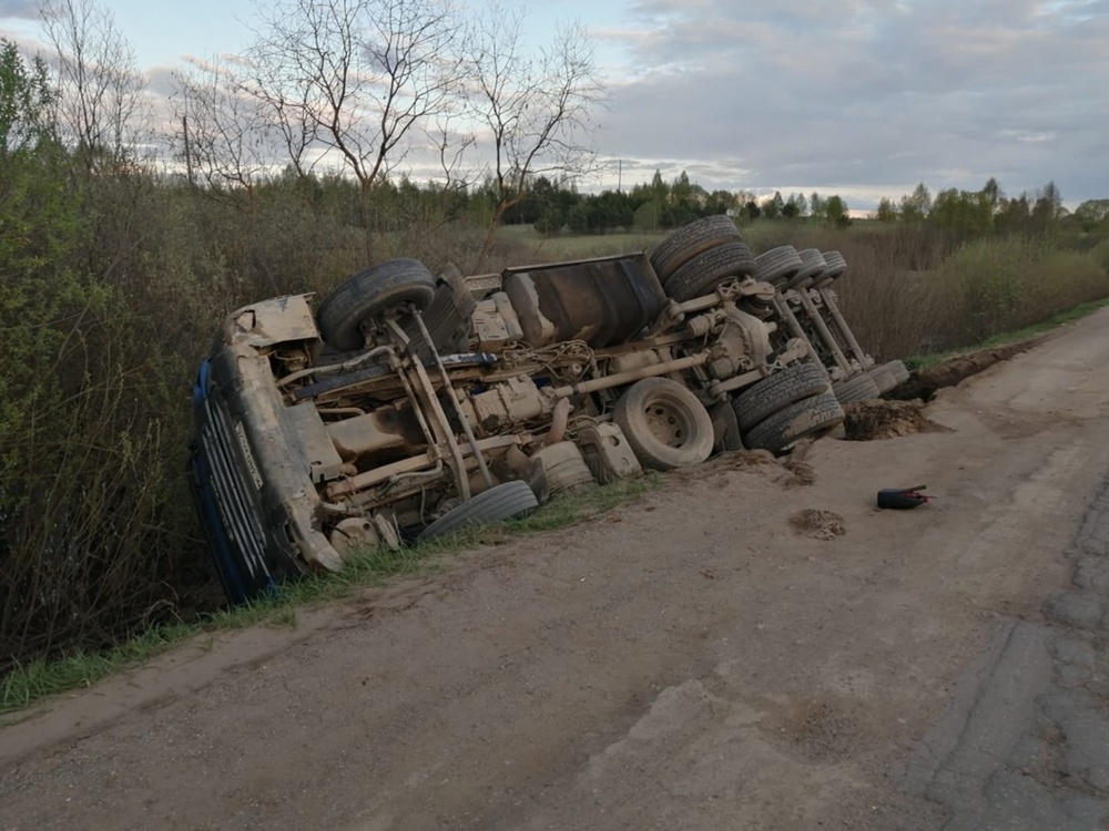 Водитель перевернувшейся в Ярославской области фуры сбежал с места ДТП