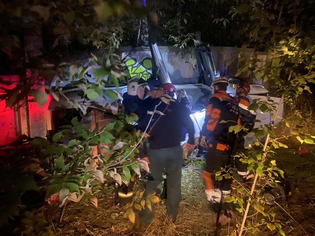 В Ярославле автомобиль «БМВ» вылетел в кювет и врезался в забор: один человек погиб