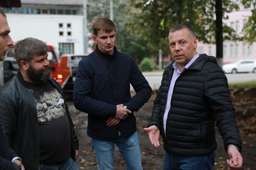 Михаил Евраев проверил ход ремонта проблемных дворов в Ярославле