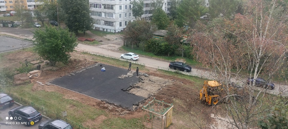 Ошиблись с местом: в Ярославле срезали асфальт на новой детской площадке