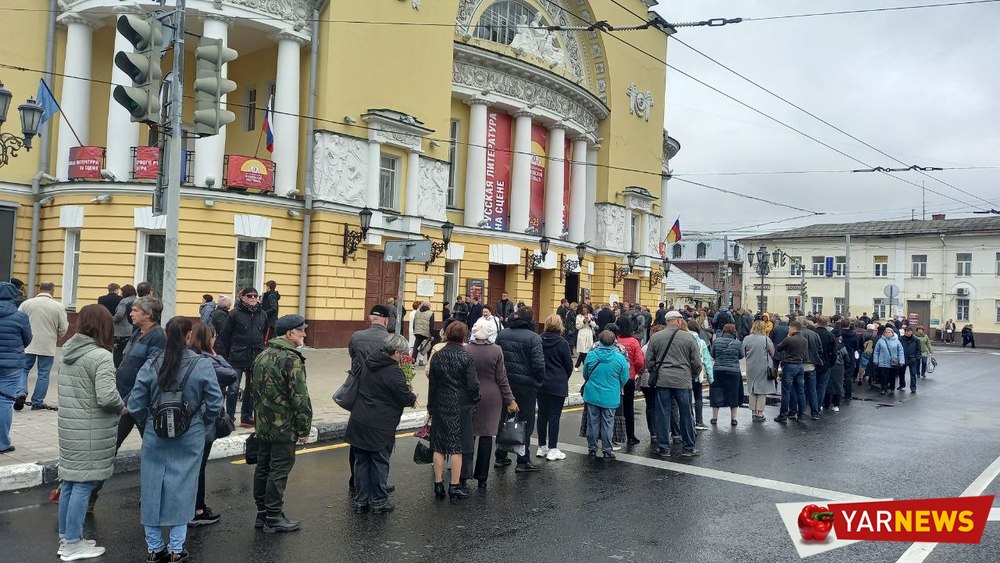 Около ярославского театра имени Волкова выстроилась очередь из желающих проститься с Сергеем Пускепалисом