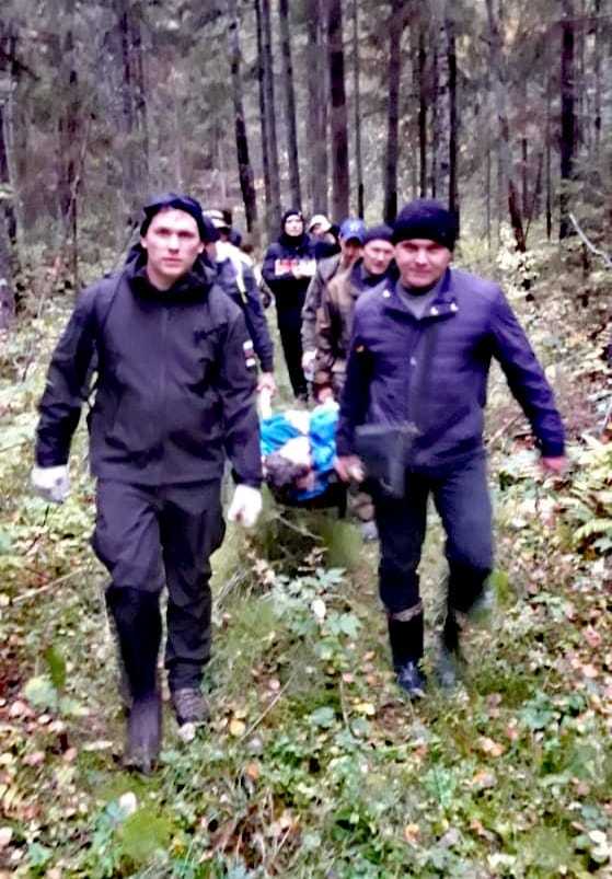 В Ярославской области полицейские вынесли из леса пожилую женщину
