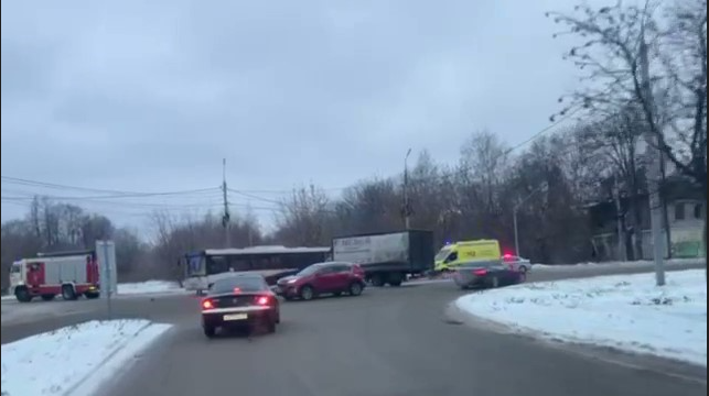 В Ярославле при столкновении автобуса с «Газелью» пострадали три пассажира