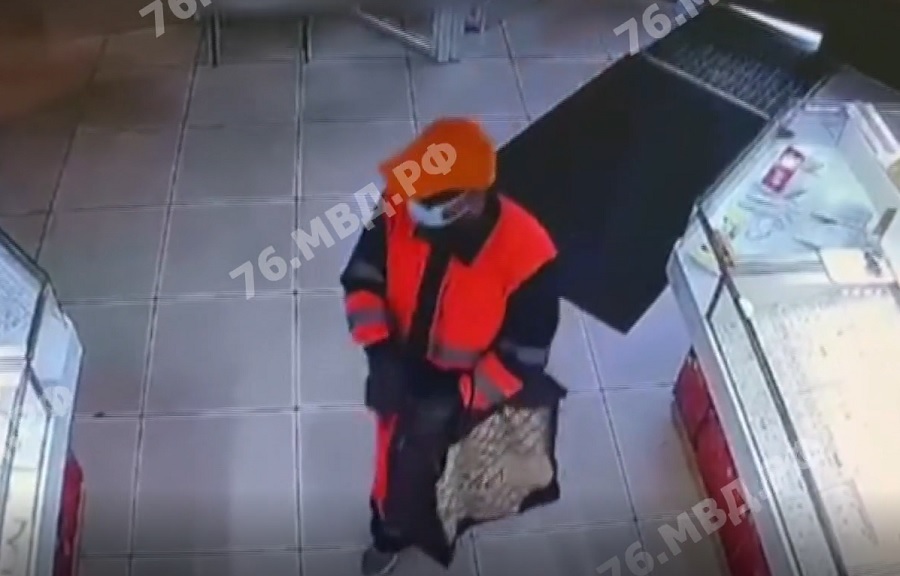 В Ярославле мужчина с игрушечным пистолетом ограбил ювелирный магазин: видео