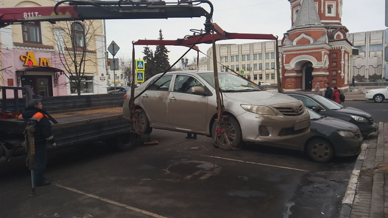 В центре Ярославля начнут эвакуировать машины