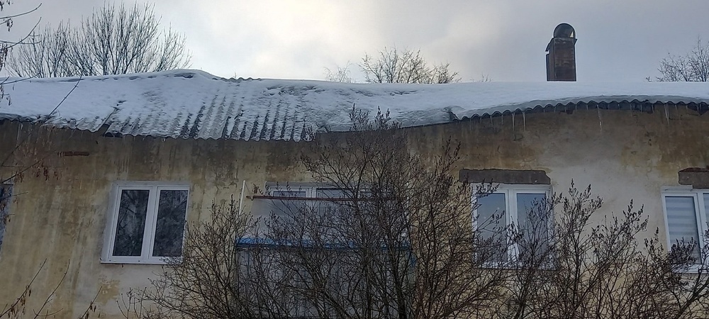 Под Ярославлем в многоквартирном доме люди живут с рухнувшей крышей
