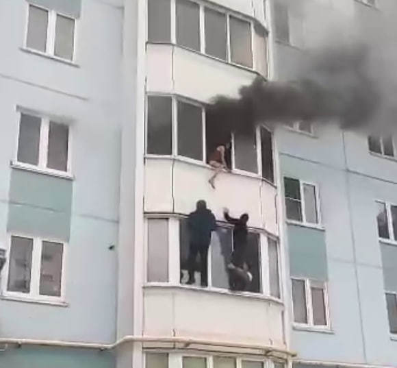 В Ярославле из горящей квартиры через окно спасли ребенка и беременную девушку