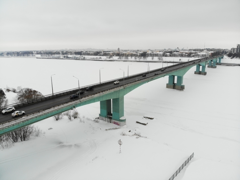 Ярославские полицейские и сотрудники МЧС спасли мужчину на Октябрьском мосту