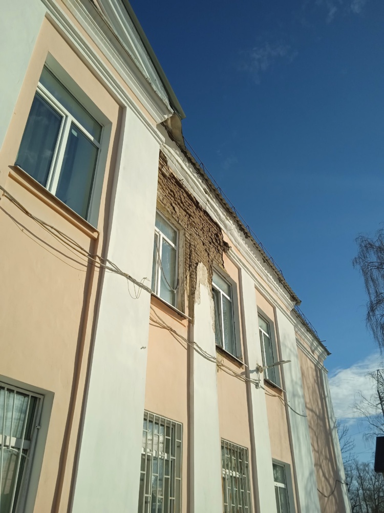 В Ярославле осыпается фасад школы №35