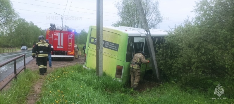 В Ярославской области рейсовый автобус протаранил забор и врезался в столб