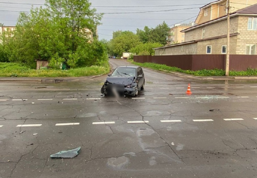 В Рыбинске после столкновения «Лады» и «Мицубиси» госпитализированы двое детей
