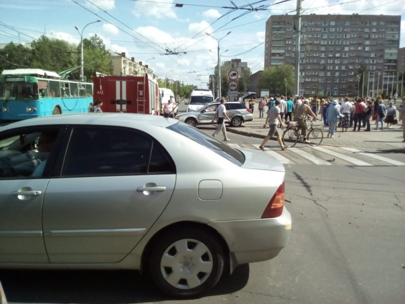 В Рыбинске иностранная машина вылетела на тротуар и сбила людей