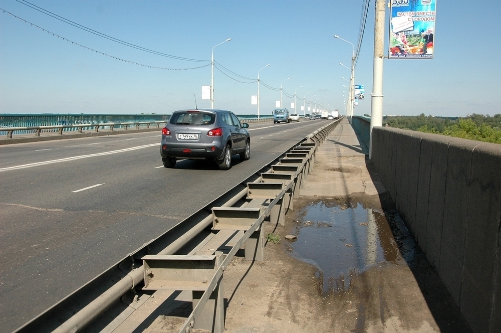 Велосипедист, получивший травмы на Октябрьском мосту, подал в суд на мэрию Ярославля