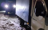 Под Ярославлем машины застряли на подмытой ручьем дороге