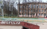 Дети ломают руки и ноги: ярославцы просят отремонтировать площадку у школы