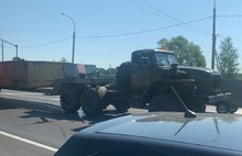 В Ярославле на ЮЗОД военный автомобиль протаранил две легковушки
