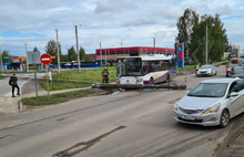 В Ярославле на дорогу перед автобусом рухнул столб