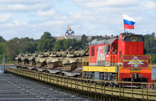 В Ярославле испытывают новую военному технику по быстрому возведению мостов. С фото