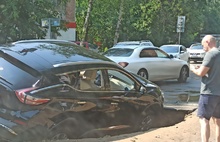 В центре Ярославля провалился автомобиль