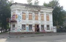«Внутренности нараспашку»: в центре Ярославля разрушается старинное здание  
