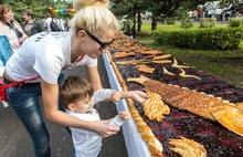 В Рыбинске Ярославской области испекли гигантский пирог. Фоторепортаж