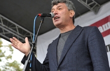 В Бориса Немцова на митинге в Ярославле запустили сырым яйцом. С фото