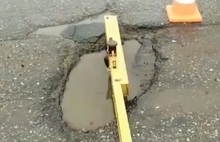 В Ярославле сотрудники ГИБДД измерили ямы на проспекте Машиностроителей