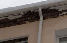 В Ярославле родители сообщают о кирпичах, падающих с фасада детского сада 