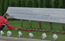 Сегодня в Ярославле в день гибели хоккеистов «Локомотива» открыт монумент «Хоккейное братство». Фоторепортаж