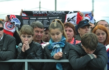 Сегодня в Ярославле в день гибели хоккеистов «Локомотива» открыт монумент «Хоккейное братство». Фоторепортаж