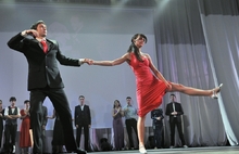 Фанаты буги-вуги из Ярославля во время танца побрасывали своих партнерш под потолок. С фото