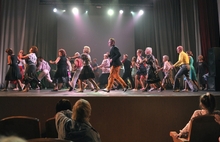 Фанаты буги-вуги из Ярославля во время танца побрасывали своих партнерш под потолок. С фото