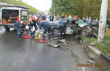 В Ярославле Mercedes врезался в столб
