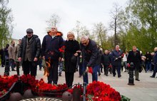 Депутаты Думы возложили цветы к памятнику-монументу «Вечный огонь»