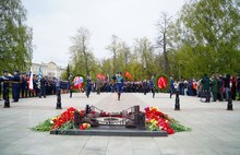 Депутаты Думы возложили цветы к памятнику-монументу «Вечный огонь»