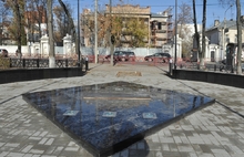 Сквер на Мукомольном в центре Ярославля - территория из камня и железа. С фото