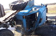 В Ярославской области пьяный водитель ГАЗа перевернул трактор с телегой