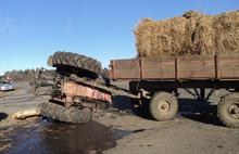 В Ярославской области пьяный водитель ГАЗа перевернул трактор с телегой