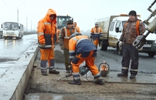 На Октябрьском мосту в Ярославле зачищают и заливают бетоном швы. Фоторепортаж