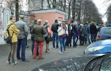 В Ярославле болельщики стоят в очереди, чтобы купить билеты на матч «Шинник» - «Спартак». С фото