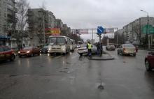 В Ярославле водитель-новичок сбил двух пешеходов и врезался в светофор