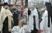 На храме Святых апостолов Петра и Павла в Ярославле установили крест. Фоторепортаж
