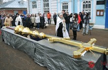 На храме Святых апостолов Петра и Павла в Ярославле установили крест. Фоторепортаж