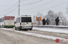 Причиной аварии маршрутного автобуса N 83 на Октябрьском мосту Ярославля стала развалившаяся ступица. С фото