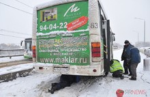 Причиной аварии маршрутного автобуса N 83 на Октябрьском мосту Ярославля стала развалившаяся ступица. С фото